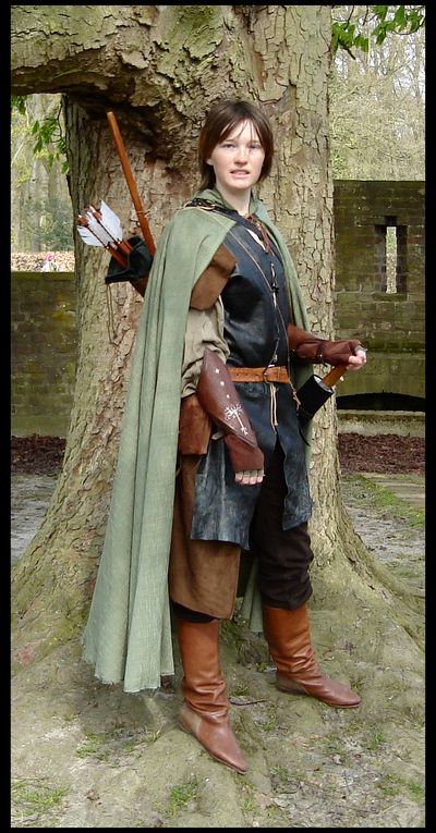 Aragorn Ranger Outfit, Female Aragorn Cosplay, Archer Ren Faire, Elven Archer Costume, Ren Faire Ranger Costume, Ren Faire Outfits Ranger, Ranger Costume Female, Dnd Ranger Cosplay, Ranger Pose Reference