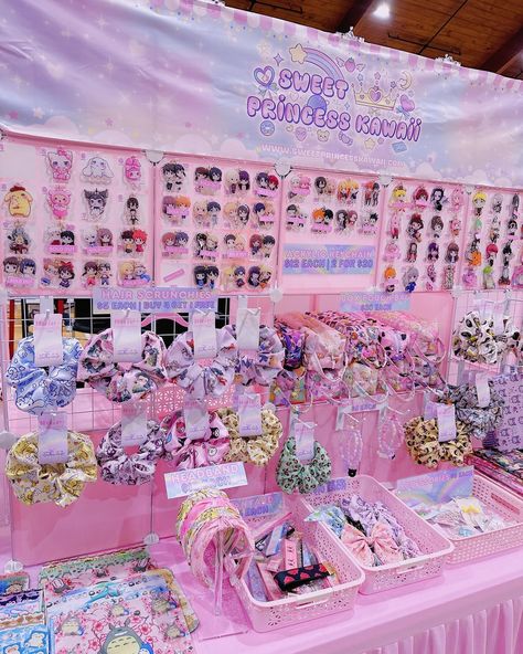 Anime Fest Etown Convention 💖✨ #animefest #animeconvention #pinktable #pinksetup #pinkaesthetic Convention Aesthetic, 2010 Internet, Anime Convention Booth, Convention Setup, Art Booth Display Ideas, Stationery Shops, Convention Booth, Vendor Ideas, Anime Convention