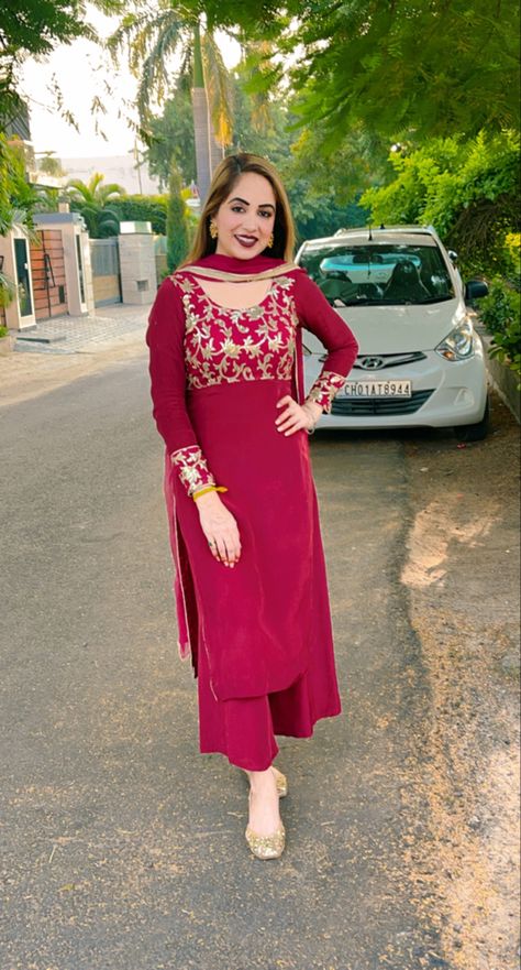 Crepe Suit Designs Indian, Kurti Frock, Panjabi Dress, Frock Ideas, Long Frocks For Girls, Sardar Fashion, Plazo Suits, Simple Indian Suits, Kurti Suit