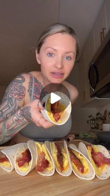 Wake Up Wrap Dunkin Recipe, Dunkin Wake Up Wrap Recipe, Wake Up Wrap, Hungry Girl Diet, Macro Breakfast, Protein Puddings, 2025 Recipes, Easy Breakfast Sandwich, Noom Recipes