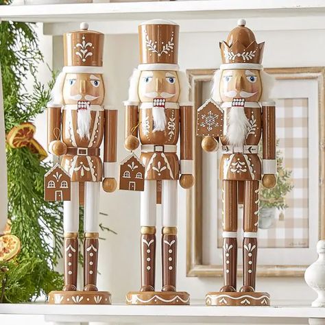 Painting Nutcrackers, Gingerbread Decorating Ideas, Christmas Card Art Ideas, Gingerbread Birthday Party, Nutcracker Painting, Ginger Bread Christmas, Gingerbread Display, Nutcracker Christmas Decor, Nutcrackers Display