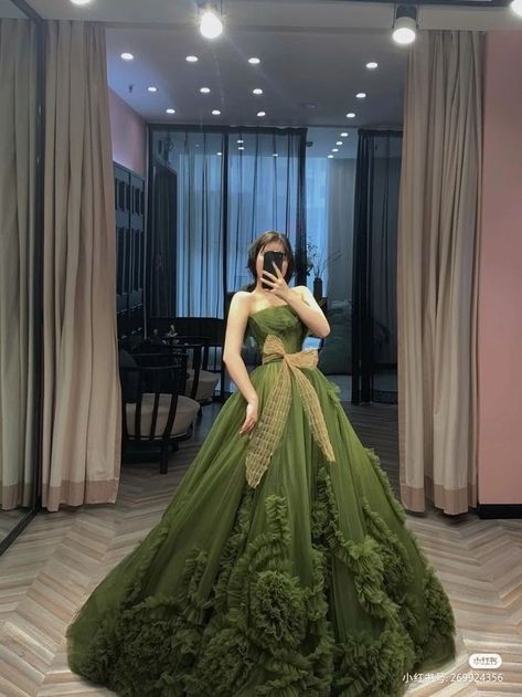 Korean Gown, 50 Aesthetic, Gaun Dress, Fantasy Literature, Gowns Dresses Elegant, Prom Dresses Yellow, Bridal Dress Fashion, Princess Ball Gowns, Queen Dress