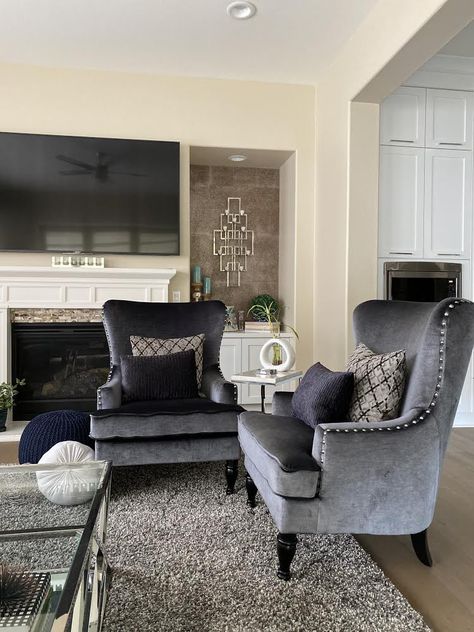 Dark Grey Chesterfield Sofa Living Room, Grey Velvet Sofas, Gray Tufted Sofa Living Room Ideas, Grey Chesterfield Sofa Living Rooms, Grey Velvet Sofa Living Room Ideas, Gray Velvet Sofa Living Room, Gray Chesterfield Sofa, Grey Chesterfield Sofa, Chesterfield Sofa Living Room