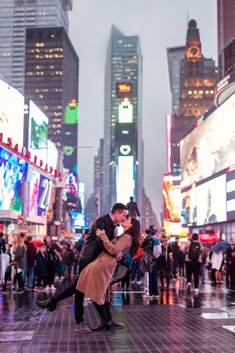 Romantic New York City engagement photo of couple dipping in street at Times Square Couple Travel Photos New York, Time Square Couple Pictures, Nyc Tree Couple Pictures, Love In New York Couples, Times Square Pictures Ideas Couples, Engagement Photos In New York, New York Couple Photography, Nyc Romance Aesthetic, Times Square Engagement Photos