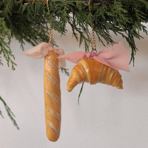 Ceramics baguette and croissant chriatmas tree ornaments by Alexzandra Hartje Diy Tree Decor, Clay Christmas Decorations, Food Ornaments, Cadeau Diy, Clay Ornaments, Pottery Crafts, Ceramics Pottery Art, Ceramics Ideas Pottery, Diy Clay Crafts