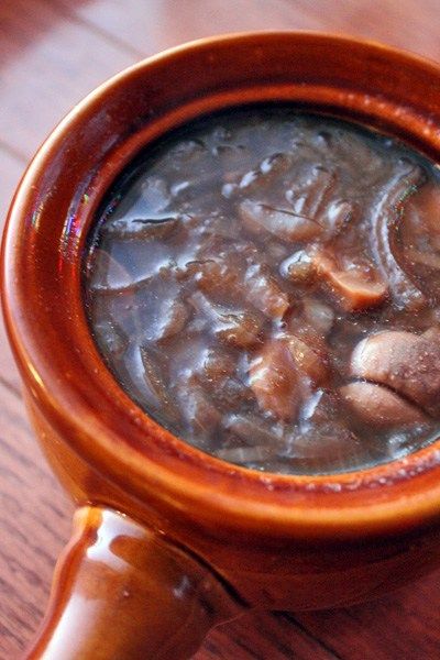 Onion And Mushroom Soup, Veggie Broth, Sweet Onions, Onion Soup Recipes, Healthy Diets, Mushroom Soup Recipes, Veggie Stock, Mushroom And Onions, Holiday Meal