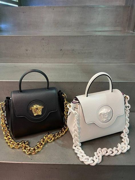 Versace Purse Handbags, Branded Bags Aesthetic, Versace Bag Aesthetic, Versace Bag Outfit, Versace Bags Women, Ladies Purses Handbags, Versace Aesthetic, Versace Purses, Bag Versace