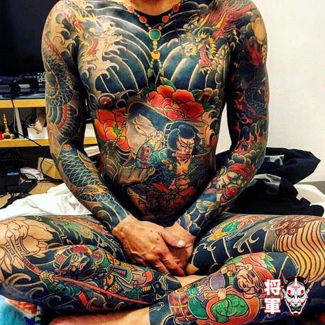 Les yakuza font partis du crime organisé nippon. Ces gangsters inspirent le folklore japonais. Il sont connus pour se faire tatouer une grande partie de leur corps avec des symboles japonais comme : des oni, des yokai, des carpes koi, des kitsune ou des dragons japonais 🐉  #oni #tatouage #yakuza Elaborate Tattoos, Daruma Doll Tattoo, Dragon Tattoo Chest, Traditional Japanese Tattoo Designs, Japanese Dragon Tattoo, Yakuza Tattoo, Doll Tattoo, Daruma Doll, Thai Tattoo