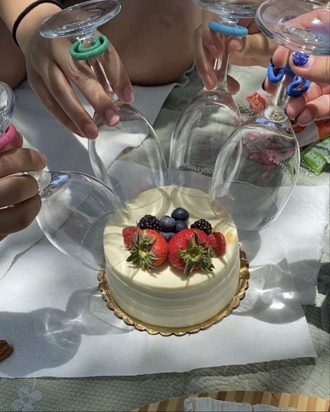 Scoop Cake With Glasses, Eating Cake With Wine Glasses, Wine Glass Cake Picnic, Cake In A Wine Glass Aesthetic, Cake In Champagne Glasses, Cake Glass Trend, Birthday Trends 2023, Cake With Glasses, Cake With Wine Glasses