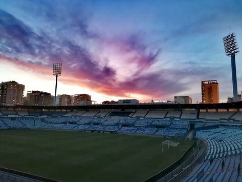 El estadio de La Romareda es un recinto deportivo municipal ubicado en el barrio Romareda de Zaragoza donde el Real Zaragoza disputa sus partidos como local. Real Zaragoza, Tennis Court, Real Madrid, Tik Tok