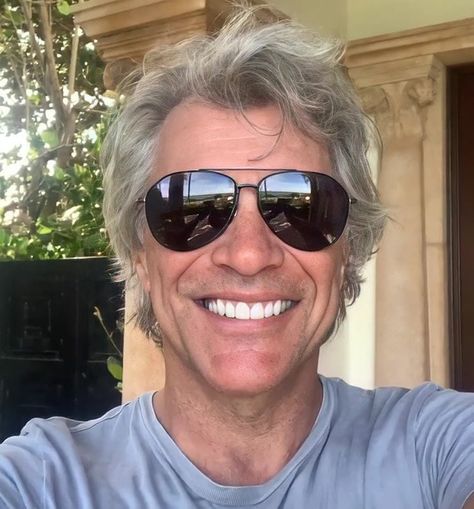 Bon Jovi Now, Bon Jovi Always, Shaggy Long Hair, Bon Jovi Pictures, Classy Hairstyles, That Smile, Jon Bon Jovi, Most Handsome Men, Pop Rock