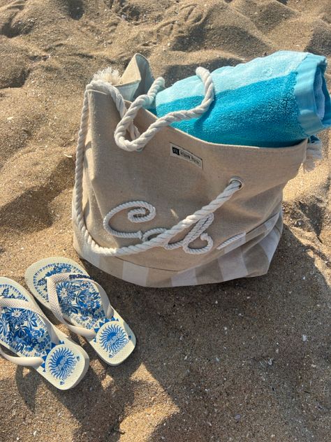 #beachbag #havaianas #farmrio #newport Havaianas Aesthetic, Farm Rio, Summer Heat, Newport, Beach Bag