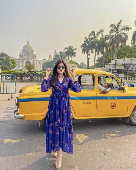 The opulence and grandeur of Victoria memorial will surely leave you mesmerised. The best time to visit is at sunset when the golden light turns it absolutely magical. #kolkata #kolkataphotography #yellow #westbengal #travelblogger #incredibleindia Kolkata Outfits, Kolkata Photoshoot, Kolkata Aesthetic, Kolkata Photography, Victoria Memorial, Yellow Taxi, Poses Women, Hampi, Indian Photoshoot