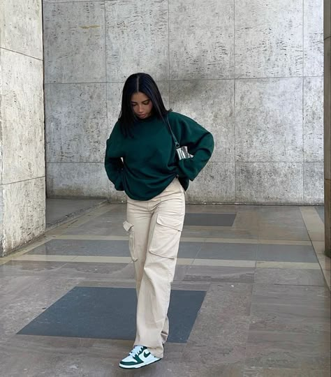 Cargo Pants Ootd, Modest Streetwear, Trousers Baggy, Pocket Cargo Pants, Street Style Outfits Casual, Cute Modest Outfits, Casual Outfit Inspiration, Hijabi Outfits Casual, Green Sweatshirt