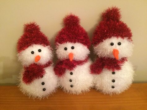 Tinsel yarn - very effective! Tinsel Yarn Crochet Patterns, Knitted Christmas Decorations, Christmas Crochet Patterns, Yarn Projects, Christmas Knitting, Easy Diy Crafts, Christmas Crochet, Crochet Yarn, Crochet Patterns