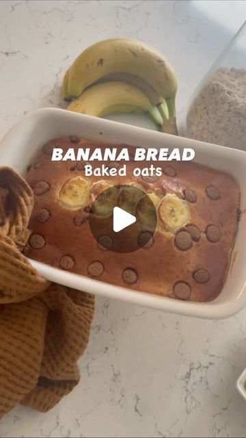 Jessica Webb - Online Coach on Instagram: "SINGLE SERVE BANANA BREAD BAKED OATS 🍌🍫

556 calories and 32g protein 
471 Calories without toppings 👅

INGREDIENTS- 

OATS MIXTURE-
🫶🏽1 scoop of whey @esncom 
🫶🏽1 egg 
🫶🏽200ml unsweetened almond milk 
🫶🏽70g banana
🫶🏽50g oats 
🫶🏽1/2 tsp baking powder 
🫶🏽1 tsp vanilla essence 

TOP BEFORE COOKING-
🫶🏽10g chocolate chips 
🫶🏽 20g banana 

(Optional toppings)
🫶🏽10g chocolate spread 
🫶🏽20g banana 

👩🏽‍🍳Blend your oats ingredients in blender.
👩🏽‍🍳Add to dish with some fry light.
👩🏽‍🍳Top with chocolate chips and banana before cooking.
👩🏽‍🍳Cook in Airfryer at 180 for 25-30 minutes depending how cake like you want it to be.
👩🏽‍🍳Top with spread and extra banana. 
👩🏽‍🍳ENJOY 🤌🏽

 #fitness #fitnessjourney #fitnessmot Single Serve Banana Bread, Banana Bread Baked Oats, Low Calorie Baking, Chocolate Spread, Baked Oats, Vanilla Essence, Bread And Pastries, Unsweetened Almond Milk, Pastry Recipes