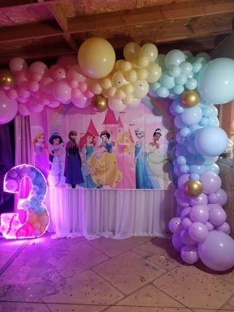 Princess Garland Balloons, 7th Birthday Party For Girls Themes Princess, Princess Bday Theme, Disney Princess Birthday Theme Ideas, Disney Princess Garland, Princess Balloon Arch Disney, Princess For A Day Ideas, Disney Themed Balloons, Princesses Theme Birthday Party