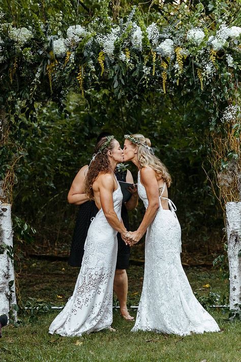 Wlw Wedding, 2 Brides, Festival Bride, Woman Loving Woman, Bohemian Dresses, Lgbt Wedding, Two Brides, Wedding Photo Ideas, Lgbtq Wedding