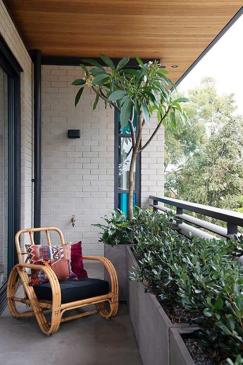 16 Stunning Mid-Century Modern Balcony Designs You Will Adore Mid Century Modern Balcony, Elegant Balcony, Modern Balcony Design, Mid Century Modern Patio, Modern Balcony Ideas, Balcony Designs, Modern Porch, Modern Patio Design, Daybed Design