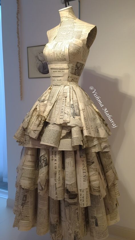 Lukisan Fesyen, Newspaper Dress, Recycled Outfits, Bahasa Jepun, Fashion Design Classes, Recycled Dress, Haine Diy, Mode Chanel, Gaun Fashion