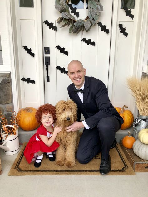 Annie Family Halloween Costume, Annie Halloween Costume Family, Goldendoodle Halloween Costume, Annie Halloween Costume, Goldendoodle Halloween, Unique Diy Costumes, Sandy Costume, Purim Ideas, Annie Costume