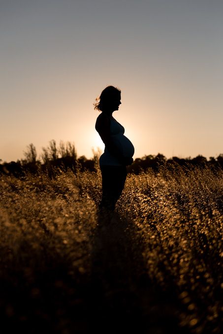 Maternity Photo Shoot Ideas Mountains, Pregnancy Shoot Outdoor, Mountain Maternity Shoot, Simple Maternity Shoot, Yoga Photography Photo Shoots, Maternity Yoga, Outdoor Maternity Photos, Belly Photos, Maternity Photography Outdoors