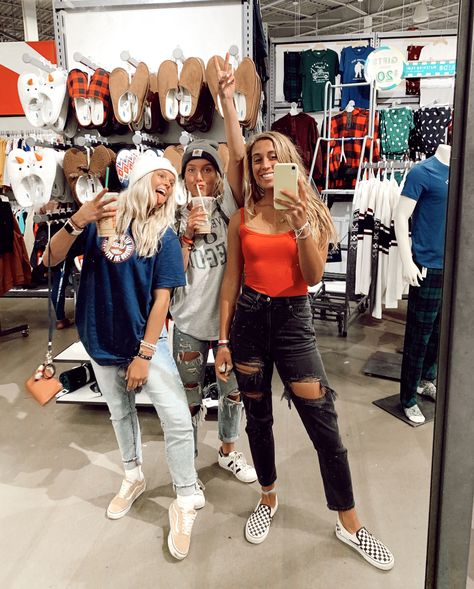 Trendy Friend Pictures, Mall Pics With Friends, Mall Picture, Mall Pics, Shopping With Friends Aesthetic Mall, Vsco Friends, Vsco Friend Group, Cute Mirror, Bff Poses