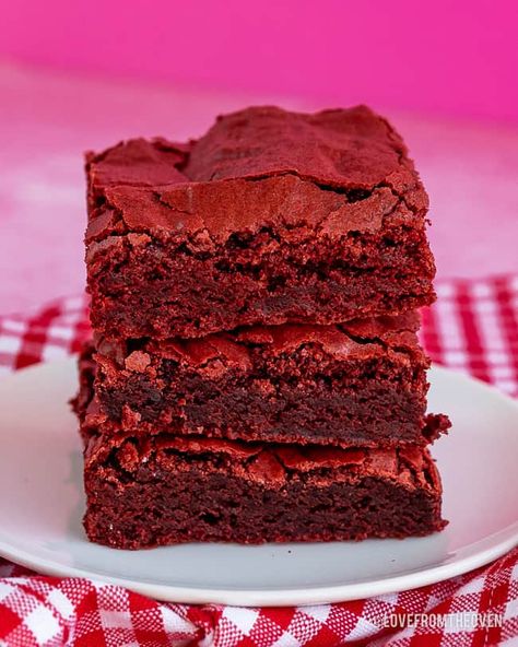 Red Velvet Cake Bars, Backyard Bakery, Brownie Photos, Brownie Photography, Red Velvet Brownies Recipe, Homemade Brownies Easy, Easy Red Velvet, Red Velvet Desserts, Brownie Packaging