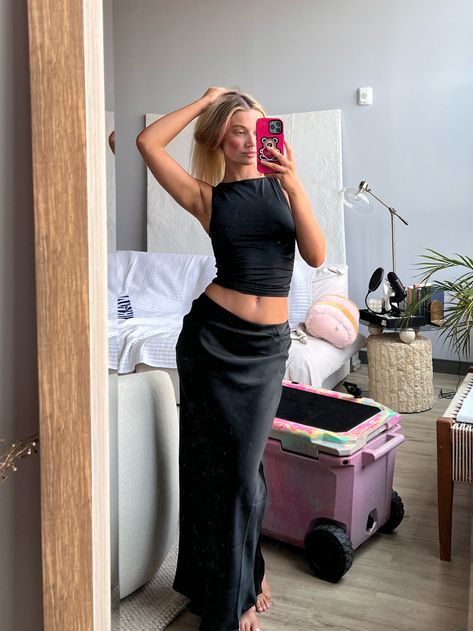 Maxi Skirt Club Outfit, Low Waist Satin Skirt, Maxi Skirt Outfit Going Out, Classy Satin Skirt Outfit, Maxi Skirt Party Outfit, Maxi Satin Skirt Outfit Summer, All Black Long Skirt Outfit, Maxi Skirt Formal Outfit, Long Skirt Dinner Outfit