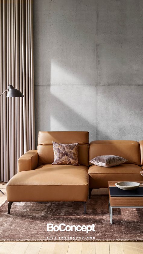 Das Zürich Sofa ist dein persönliches Design-Statement. Die verstellbare Kopfstütze sorgt für entspannenden Komfort, während die hohen Beine einen eleganten Look kreieren. Ein ideales Sofa für kleine und größere Räume, das in vielen Stoffen und Ledern verfügbar ist. Eleganz und Komfort in einem Sofa vereint. Lounge Curtains, Chaise Lounge Sofa, Danish Furniture Design, Hotel Interior, Luxury Sofa, Sofa Armchair, Lounge Sofa, Living Dining, Eames Lounge Chair