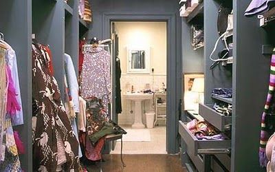 carrie bradshaw's closet :) Carrie Bradshaw Apartment, Walk Through Closet, Creative Closets, Celebrity Closets, Walking Closet, Walk In Closet Design, Apartment Floor Plan, Dream Closets, Walk In Wardrobe