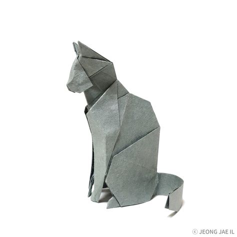 This is an absolutely beautiful origami cat. It's designed and folded by Jaeil Jeong  #origami #cat Origami Cat Instructions, Dragon Origami, Origami Tattoo, Origami Ball, Cute Origami, Origami Dragon, Origami Love, Origami Patterns, Folding Origami