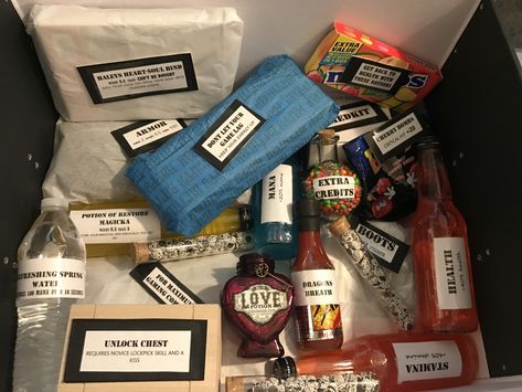 Gamer Present Ideas, Gamers Gift Basket Ideas, Dnd Gift Basket, Gamer Boyfriend Gift Ideas, Diy Gamer Gifts, Gaming Gifts For Boyfriend, Diy Gifts For Gamers, Gamer Gift Basket, Gamer Boyfriend Gifts