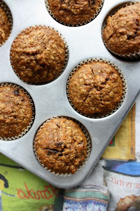 The best, most scrumptious carrot date muffins — my family's ABSOLUTE favorite. We make these moist, sweet, and healthy-ish muffins ALL THE TIME.  They are just that yummy. Plus, they're nut-free and perfect for popping into school lunches. #mondaysundaykitchen #carrotmuffinrecipes #datemuffins #besthealthymuffinrecipes #muffinrecipes #carrotdatemuffins #bestmuffins #dates #schoolsnack #breakfast Carrot Date Muffins, Orange Date Muffins, Healthy Carrot Muffins, Date Muffins, Mini Burger, Carrot Muffins, Healthy Muffin Recipes, Muffin Bread, Date Recipes