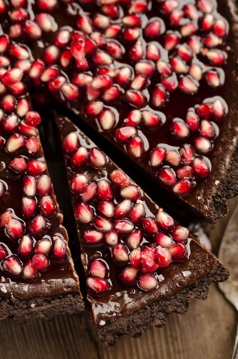 Salted Dark Chocolate Pomegranate Tart pie Impressive Christmas Dessert, Dark Chocolate Pomegranate, Pomegranate Tart, Pomegranate Dessert, Fruit Glaze, Chocolate Pomegranate, Fresh Fruit Desserts, Dessert Decor, Pomegranate Recipes