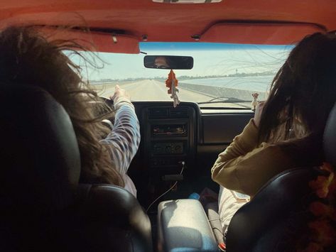 Sister Road Trip, Best Friend Road Trip Aesthetic, The Road Trip Beth O'leary Aesthetic, Friend Road Trip Aesthetic, Girls Road Trip Aesthetic, California Road Trip Aesthetic, Girl Trip Aesthetic, Road Trip Aesthetic Friends, Girls Trip Aesthetic