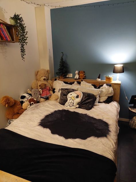 Bed With Stuffed Animals Aesthetic, Room Inspo Earthy, Bed With Stuffed Animals, Stuffed Animal Room, Room Inspo Aesthetic, Wood Plants, Print Bed, Animal Bedroom, Bed In Corner