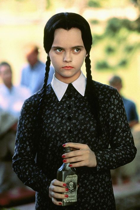 Disfraces de Halloween inspirados por el cine y la televisión Costume Halloween Famille, Adams Family Costume, Adams Family Halloween, Character Halloween Costumes, Wednesday Addams Costume, Colleen Atwood, Vampire Halloween Costume, Addams Family Costumes, Movie Halloween Costumes