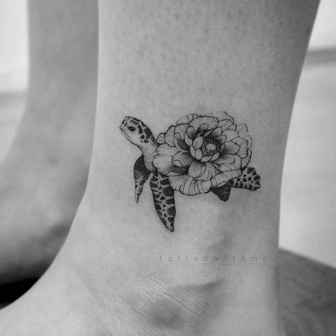 Turtle Rose Tattoo, Hawaiian Turtle Tattoos Flowers, Tortoise Tattoo, Turtle Tattoos, Hawaii Tattoos, Shell Tattoos, Turtle Tattoo Designs, Rose Tattoos For Women, Marquesan Tattoos