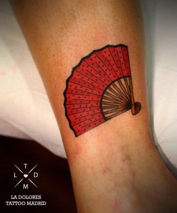 Tatuaje de un abanico Spanish Tattoos, Dancer Tattoo, Fan Tattoo, Stylish Tattoo, Asian Tattoos, Japanese Sleeve Tattoos, Japanese Sleeve, Japanese Tattoo Designs, Tattoo Designs And Meanings