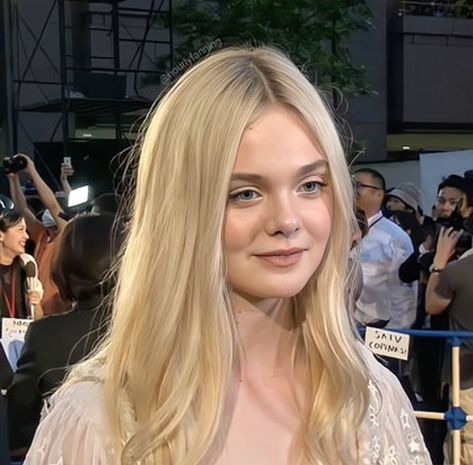 Elle Fanning Blonde, Elle Fanning Long Hair, Blonde Hair Celebrities, Blonde Celebs, Ella Fanning, Elle Fanning Hair, Hair Toning, Famous Blondes, Low Iq