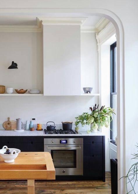 Kitchen With Black Cabinets, Shipping Furniture, Brooklyn Kitchen, Two Tone Kitchen, Black Kitchen Cabinets, Kitchen Hoods, Scandinavian Kitchen, Black Kitchen, Black Cabinets