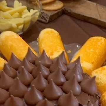 Celebrate with Melissa on Instagram: "How to make sunflower themed snacks for kids! 🌻" Sunflower Charcuterie Board, Sunflower Charcuterie, Themed Snacks For Kids, How To Make Sunflower, Theme Snack, Themed Snacks, Shaped Food, Sunflower Theme, Snacks For Kids