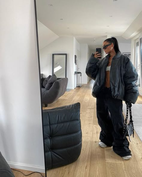 Kim Duong |Germany-Stuttgart 🪐 on Instagram: "Jacket season 😈 #balenciaga" Balenciaga Outfit Women, Big Jacket Outfits, Oversized Coat Outfit, Oversized Jacket Outfit, Balenciaga Outfits, Streetwear Fashion Black, Balenciaga Outfit, Balenciaga Clothes, Balenciaga Jacket