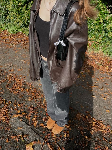 Fall fit, cropped trenchcoat, autumn fit, outfit inspo, aesthetic fall outfit inspo, leather jacket inspo, leather jacket Brown Leather Jacket Concert Outfit, Vintage Outfits Leather Jacket, Leather Jacket With Hoodie Outfit, Outfits Aesthetic Leather Jacket, Styling Brown Leather Jacket, Brown Leather Jacket Outfit Aesthetic, Vintage Brown Leather Jacket Outfit, Oversized Brown Leather Jacket Outfit, Brown Leather Jacket Aesthetic