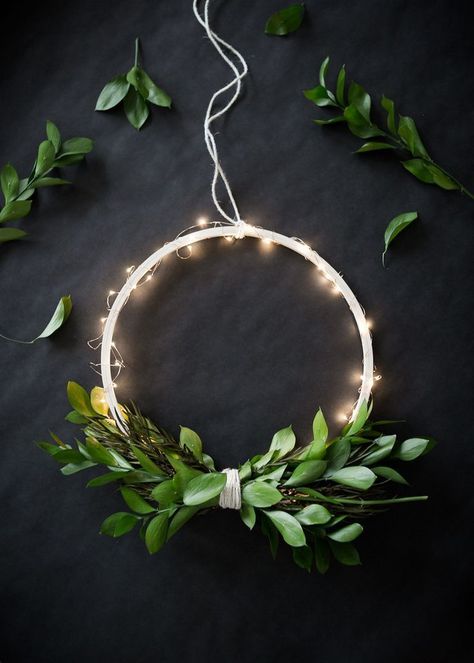 DIY Wireless Twinkle Wreath Julkransar Diy, Diy Christmas Lights, Law Christmas, Holiday Wreaths Diy, Modern Wreath, Common Law, Navidad Diy, Floral Hoops, Diy Garland