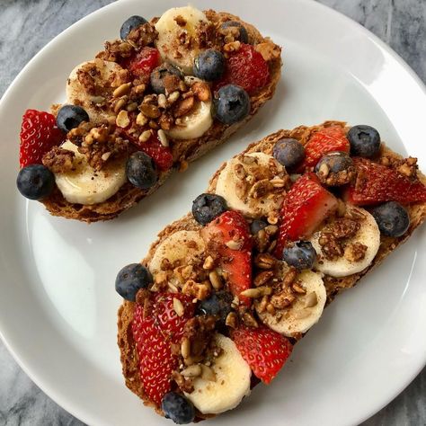 Samantha Diamond on Instagram: “Peanut butter toast topped with all the fresh fruit😍😍😍 There’s nothing better than starting your breakfast with toast like this😋 The…” Breakfast With Toast, Toast Restaurant, Fruit Toast, Peanut Butter Toast, Butter Toast, Buzzfeed Tasty, Toast Toppings, Fall Breakfast, Breakfast Toast