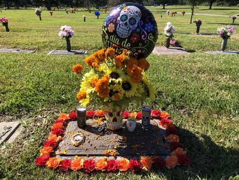 Alvaro’s grave - Dia De Los Muertos 2018 Dia De Los Muertos Cemetery Ideas, Dia De Los Muertos Cemetary Ideas, Cemetary Ideas, Grave Ideas, Memorial Crafts, Graveside Decorations, Cemetary Decorations, Cemetery Arrangements, Cemetery Ideas