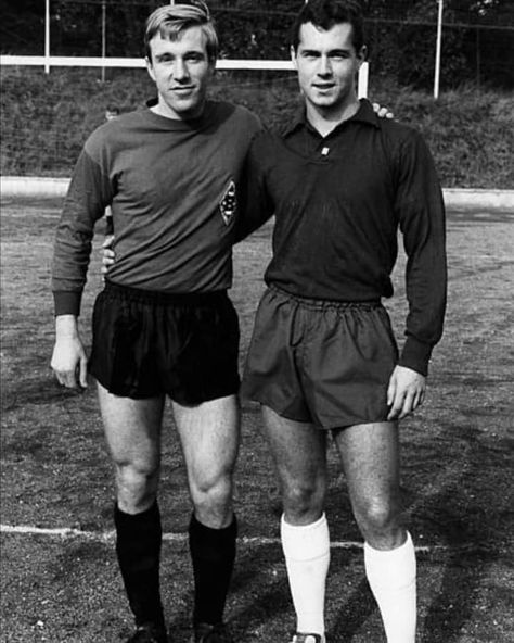 Gunter Netzer and Franz Beckenbauer Gunter Netzer, Franz Beckenbauer, بايرن ميونخ, Retro Sport, Beautiful People, Soccer, Football, Sports, American Football