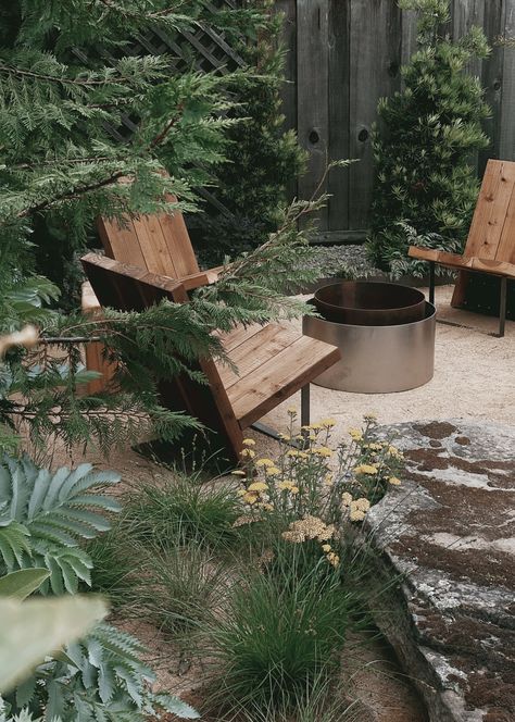 A dyad of mixed metals. The Concentric Fire Pit’s outer shell is made from stainless steel, paired with an inner ring of rusted steel. Large Outdoor Fire Pit, Small Backyard Fire Pit, Pea Gravel Fire Pit, Urban Yard, Northern Garden, Retreat Activities, Weathered Steel, Functional Sculpture, Rusted Steel